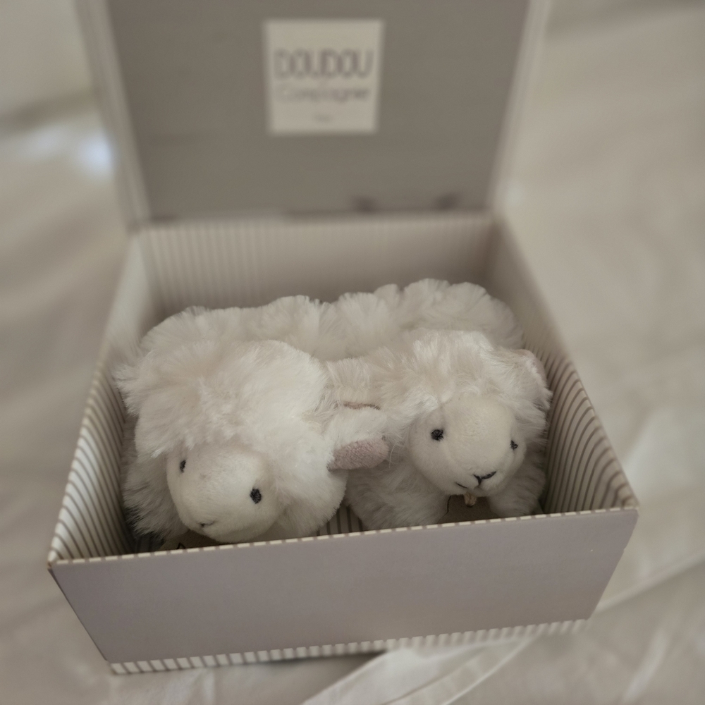 NWT Dou Dou Compagnie White Lamb Sheep Baby Newborn Slippers